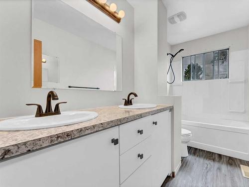 602 16 Street Ne, Medicine Hat, AB - Indoor Photo Showing Bathroom