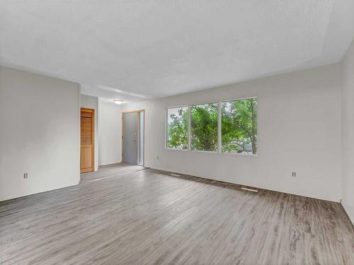 602 16 Street Ne, Medicine Hat, AB - Indoor Photo Showing Living Room