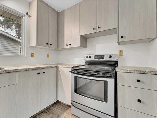 602 16 Street Ne, Medicine Hat, AB - Indoor Photo Showing Kitchen