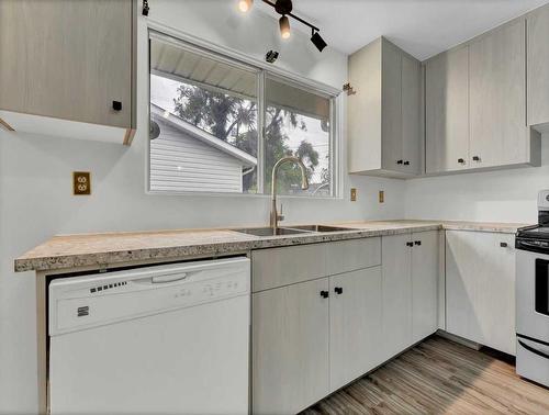 602 16 Street Ne, Medicine Hat, AB - Indoor Photo Showing Kitchen With Double Sink