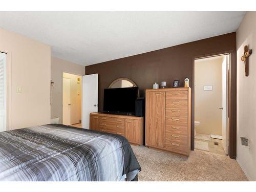 24 Sunflower Court Se, Medicine Hat, AB - Indoor Photo Showing Bedroom