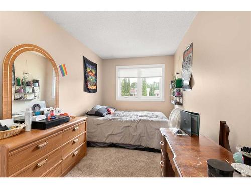 24 Sunflower Court Se, Medicine Hat, AB - Indoor Photo Showing Bedroom