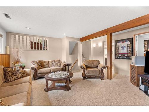 24 Sunflower Court Se, Medicine Hat, AB - Indoor Photo Showing Living Room