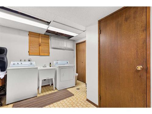 24 Sunflower Court Se, Medicine Hat, AB - Indoor Photo Showing Laundry Room