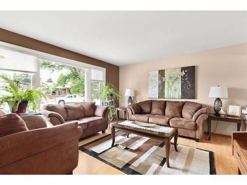 24 Sunflower Court Se, Medicine Hat, AB - Indoor Photo Showing Living Room