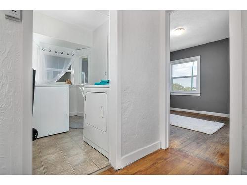 575 5 Street Se, Medicine Hat, AB - Indoor Photo Showing Laundry Room