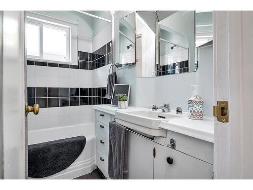 575 5 Street Se, Medicine Hat, AB - Indoor Photo Showing Bathroom