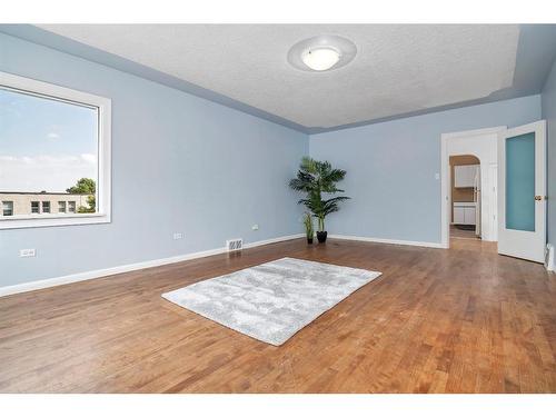 575 5 Street Se, Medicine Hat, AB - Indoor Photo Showing Living Room