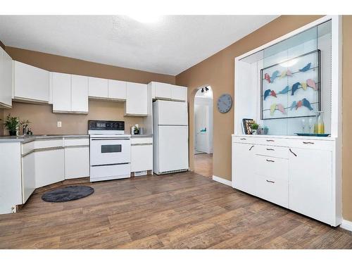 575 5 Street Se, Medicine Hat, AB - Indoor Photo Showing Kitchen