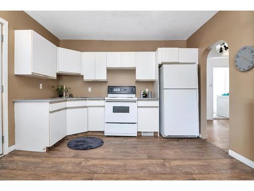 575 5 Street Se, Medicine Hat, AB - Indoor Photo Showing Kitchen