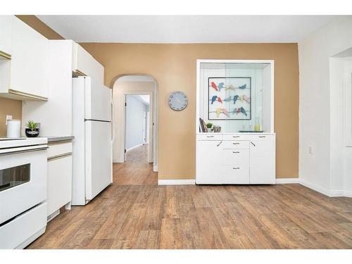 575 5 Street Se, Medicine Hat, AB - Indoor Photo Showing Kitchen