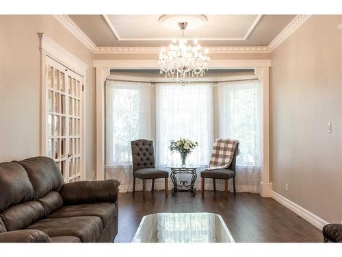 127 1 Street Sw, Medicine Hat, AB - Indoor Photo Showing Living Room