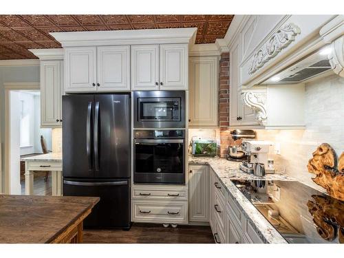 127 1 Street Sw, Medicine Hat, AB - Indoor Photo Showing Kitchen