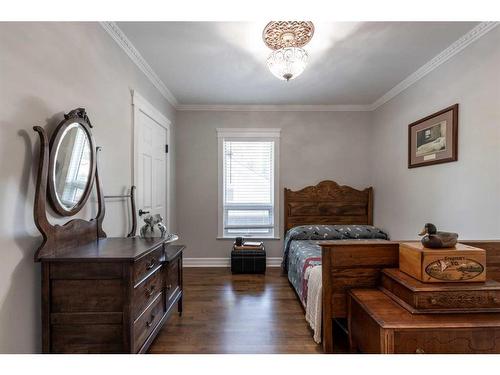 127 1 Street Sw, Medicine Hat, AB - Indoor Photo Showing Bedroom