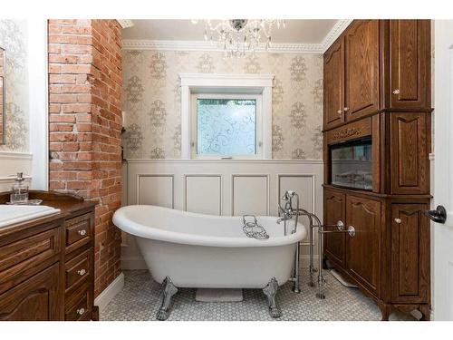 127 1 Street Sw, Medicine Hat, AB - Indoor Photo Showing Bathroom