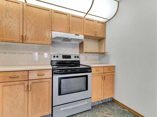 114-3021 13 Avenue Se, Medicine Hat, AB - Indoor Photo Showing Kitchen