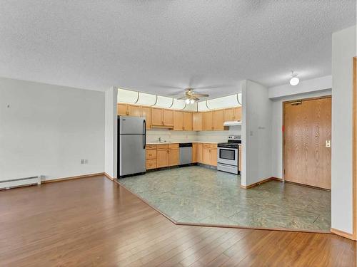 114-3021 13 Avenue Se, Medicine Hat, AB - Indoor Photo Showing Kitchen