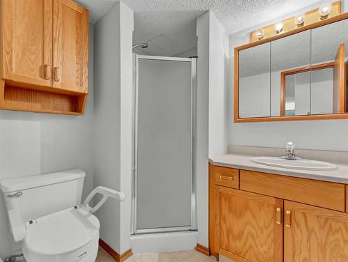 114-3021 13 Avenue Se, Medicine Hat, AB - Indoor Photo Showing Bathroom