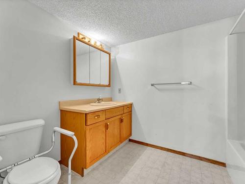 114-3021 13 Avenue Se, Medicine Hat, AB - Indoor Photo Showing Bathroom