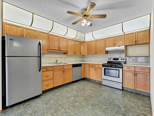 114-3021 13 Avenue Se, Medicine Hat, AB - Indoor Photo Showing Kitchen With Double Sink