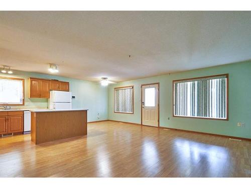 7 2 Street Se, Redcliff, AB - Indoor Photo Showing Kitchen