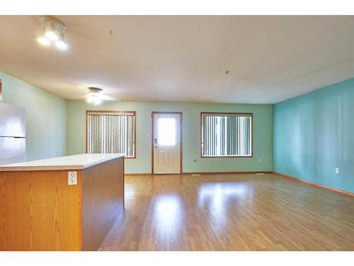 7 2 Street Se, Redcliff, AB - Indoor Photo Showing Other Room