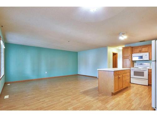 7 2 Street Se, Redcliff, AB - Indoor Photo Showing Kitchen