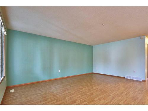 7 2 Street Se, Redcliff, AB - Indoor Photo Showing Other Room