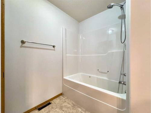 7 2 Street Se, Redcliff, AB - Indoor Photo Showing Bathroom