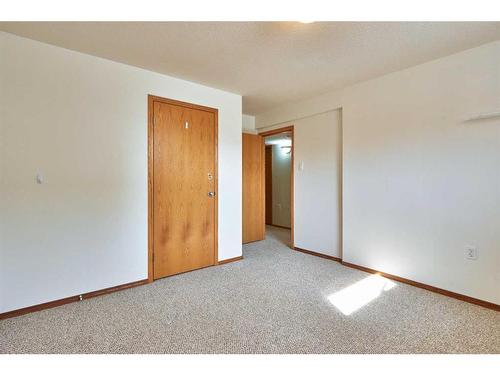 7 2 Street Se, Redcliff, AB - Indoor Photo Showing Other Room