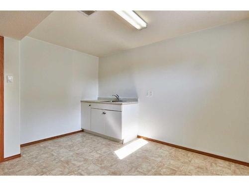 7 2 Street Se, Redcliff, AB - Indoor Photo Showing Other Room