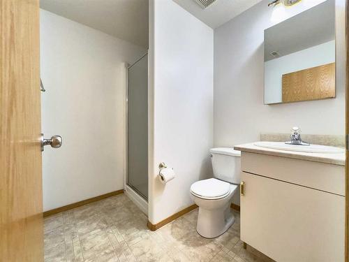 7 2 Street Se, Redcliff, AB - Indoor Photo Showing Bathroom