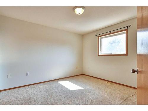 7 2 Street Se, Redcliff, AB - Indoor Photo Showing Other Room