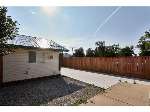 7 2 Street Se, Redcliff, AB - Outdoor