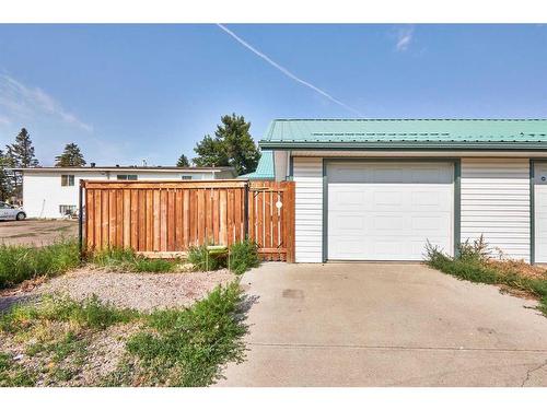 7 2 Street Se, Redcliff, AB - Outdoor