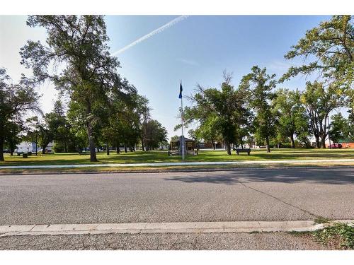 7 2 Street Se, Redcliff, AB - Outdoor