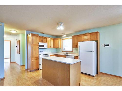 7 2 Street Se, Redcliff, AB - Indoor Photo Showing Kitchen With Double Sink