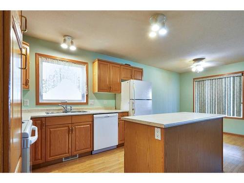 7 2 Street Se, Redcliff, AB - Indoor Photo Showing Kitchen With Double Sink