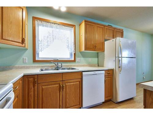 7 2 Street Se, Redcliff, AB - Indoor Photo Showing Kitchen With Double Sink