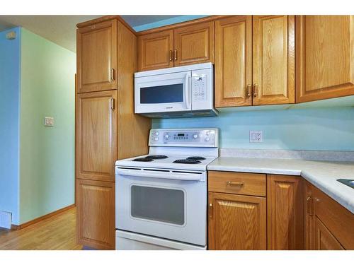 7 2 Street Se, Redcliff, AB - Indoor Photo Showing Kitchen