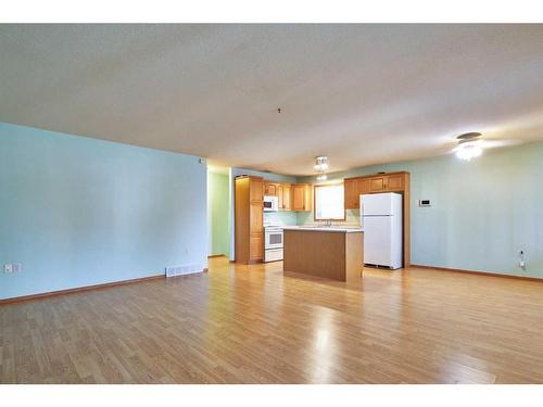 7 2 Street Se, Redcliff, AB - Indoor Photo Showing Kitchen