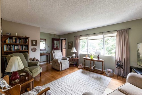 242 11Th Street Ne, Medicine Hat, AB - Indoor Photo Showing Living Room