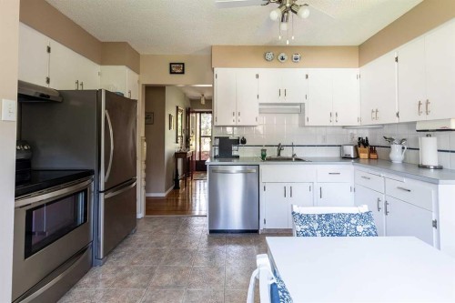242 11Th Street Ne, Medicine Hat, AB - Indoor Photo Showing Kitchen With Stainless Steel Kitchen