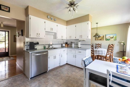 242 11Th Street Ne, Medicine Hat, AB - Indoor Photo Showing Kitchen