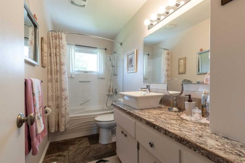 242 11Th Street Ne, Medicine Hat, AB - Indoor Photo Showing Bathroom