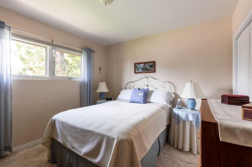 242 11Th Street Ne, Medicine Hat, AB - Indoor Photo Showing Bedroom