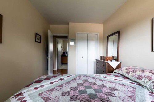 242 11Th Street Ne, Medicine Hat, AB - Indoor Photo Showing Bedroom