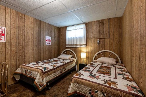 242 11Th Street Ne, Medicine Hat, AB - Indoor Photo Showing Bedroom