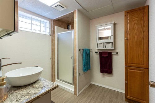 242 11Th Street Ne, Medicine Hat, AB - Indoor Photo Showing Bathroom