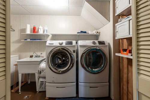 242 11Th Street Ne, Medicine Hat, AB - Indoor Photo Showing Laundry Room